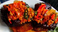 Salah satunya iga bakar yang menjadi menu andalan di Core Garden. Dua potong iga sapi yang dibakar disajikan di atas piring besar dengan nasi, lalap dan emping. Uniknya, iga bakar di tempat ini menggunakan sambal cabai rawit yang super pedas.
