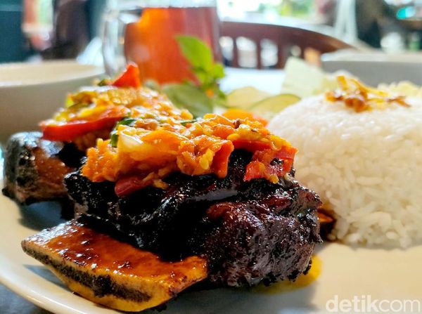 Bikin Ngiler! Iga Bakar Pedas Gurih Ini Cocok Buat Makan Siang