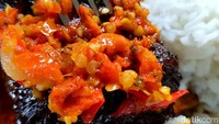 Jika ingin menambahkan sambal rawitan, kamu bisa memintanya sebanyak yang kamu inginkan. Seporsi iga bakar rawitan dibanderol Rp 65 ribu. Cukup terjangkau dengan lezatnya yang mantap.