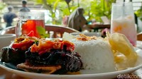 Bagaimana, sudah tak sabar untuk mencicipi iga bakar rawitan? detikers bisa berkunjung ke kafe ini yang beroperasi mulai dari jam 10 pagi hingga pukul 9 malam. Selamat mencoba.