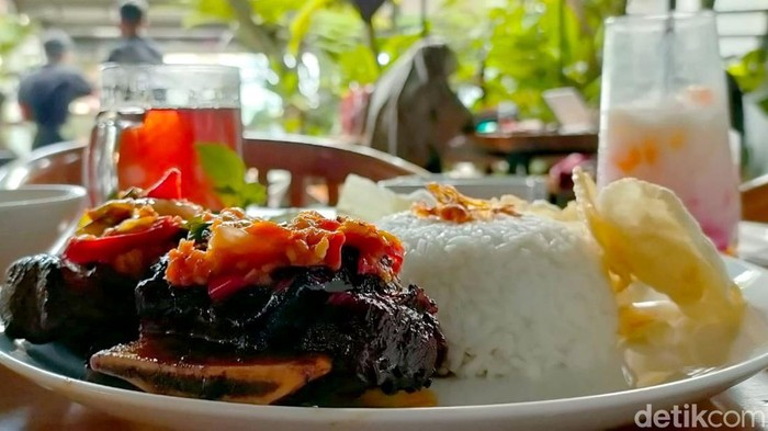 Bikin Ngiler! Iga Bakar Pedas Gurih Ini Cocok Buat Makan Siang Menu iga bakar di kafe Core Garden yang ada di Garut ini bisa jadi pilihan menarik untuk makan siang. Perpaduan rasa pedas-gurih siap goyang lidah. Mau coba?