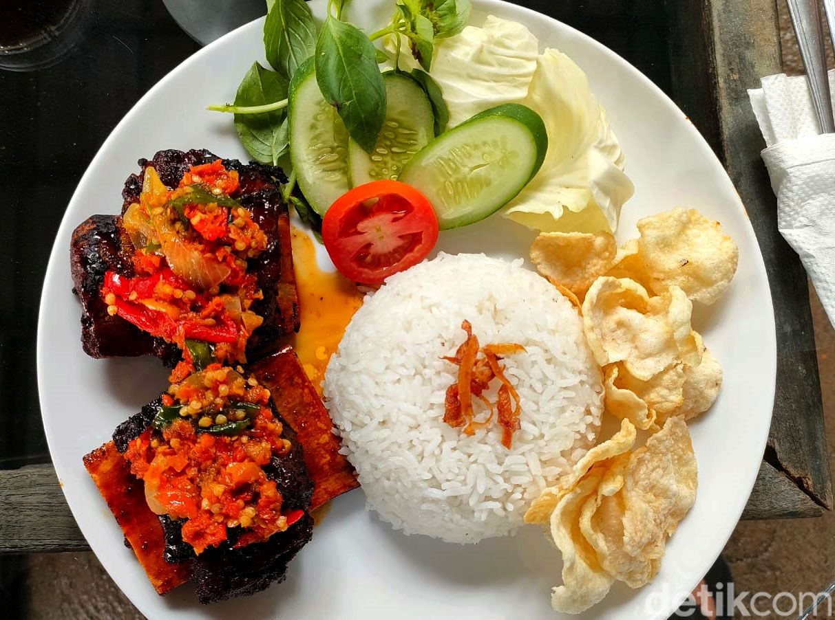 Menu iga bakar di kafe Core Garden yang ada di Garut ini bisa jadi pilihan menarik untuk makan siang. Perpaduan rasa pedas-gurih siap goyang lidah. Mau coba?