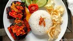 Bikin Ngiler! Iga Bakar Pedas Gurih Ini Cocok Buat Makan Siang