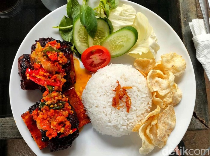 Bikin Ngiler! Iga Bakar Pedas Gurih Ini Cocok Buat Makan Siang Menu iga bakar di kafe Core Garden yang ada di Garut ini bisa jadi pilihan menarik untuk makan siang. Perpaduan rasa pedas-gurih siap goyang lidah. Mau coba?