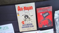 Pada wilayah Purwakarta, Subang, dan Karawang (Purwasuka) polisi menetapkan dua pimpinan Khilafatul Muslimin sebagai tersangka. Keduanya yaitu berinisial HM (60) dan EU (42) koordinator kegiatan dan pimpinan di Karawang. (Foto: Yuda Febrian Silitonga/detikJabar)