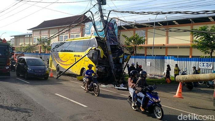 Bus menabrak tiang listrik di Pekalongan, Jumat (10/6/2022).