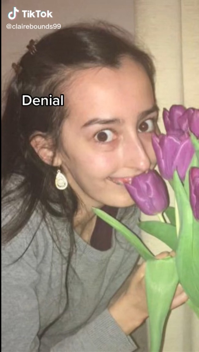 Claire baru-baru ini membuat tren video TikTok yang jadi viral. Dalam postingan tersebut, ia menunjukkan perubahan drastis pada wajahhnya. Selagi memamerkan penampilan baru, Claire membagikan lima tahapan perubahannya. Foto: TikTok Claire Elizabeth