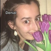 Claire baru-baru ini membuat tren video TikTok yang jadi viral. Dalam postingan tersebut, ia menunjukkan perubahan drastis pada wajahhnya. Selagi memamerkan penampilan baru, Claire membagikan lima tahapan perubahannya. Foto: TikTok Claire Elizabeth