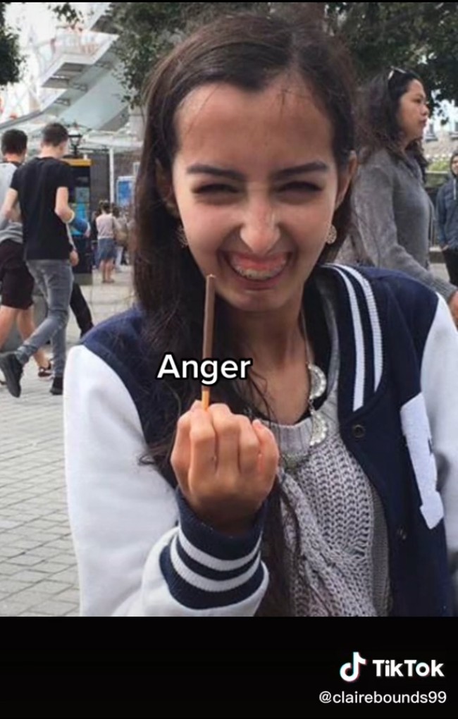 Setelah denial atau menolak mengakui apa yang terjadi pada dirinya, wanita tersebut mengatakan ia pernah dalam tahap marah. Foto: TikTok Claire Elizabeth