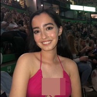 Ia pun tampak tak ragu untuk mengenakan berdandan dengan busana dan makeup yang membuatnya terlihat semakin tidak dikenali. Foto: TikTok Claire Elizabeth