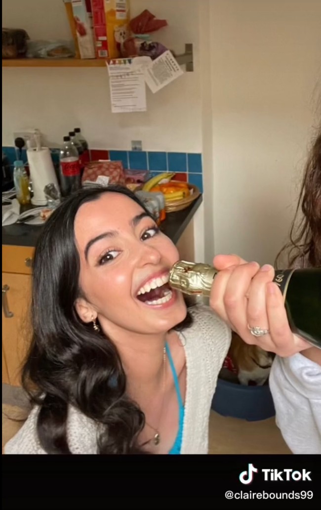 Claire terlihat jelas sangat percaya diri dengan penampilannya sekarang. Foto: TikTok Claire Elizabeth