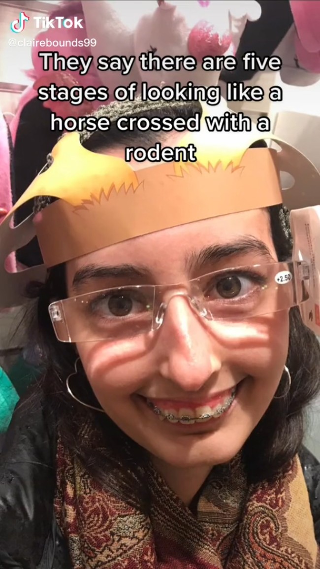 Seorang wanita bernama Claire Elizabeth pernah menderita karena peundungan yang dilakukan teman-teman di sekolah. Ia bahkan pernah disebut berwajah kuda yang dikawinkan dengan tikus. Ingin balas dendam dengan perlakuan mereka, Claire melakukan operasi plastik. Foto: TikTok Claire Elizabeth