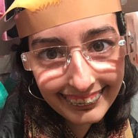 Seorang wanita bernama Claire Elizabeth pernah menderita karena peundungan yang dilakukan teman-teman di sekolah. Ia bahkan pernah disebut berwajah kuda yang dikawinkan dengan tikus. Ingin balas dendam dengan perlakuan mereka, Claire melakukan operasi plastik. Foto: TikTok Claire Elizabeth