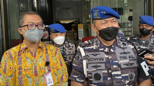 Danpuspomal Laksamana Edwin dan Sekretaris Jenderal KPK Cahya H Harefa (Foto: Hanafi/detikcom)