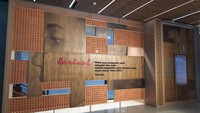 Ada pula karya seni rupa yang menjadi salah satu spot berfoto favorit pengunjung. Karya ini menampilkan salah satu kutipan Presiden Soekarno mengenai sosok Sarinah. (Yasmin Nurfadila/detikTravel)