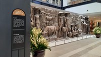 Spot berikutnya yang sering diburu pengunjung adalah Relief Sarinah. Relief ini memiliki usia yang sama dengan gedung Sarinah. Unsur sejarah dan keunikan bentuk relief menjadikannya spot menarik untuk berfoto. (Yasmin Nurfadila/detikTravel)