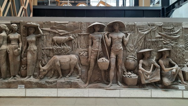 Kesan nyeni dan jadulnya muncul berkat relief ini. Bernama Relief Sarinah, relief ini dibuat pada awal tahun 1960-an, berbarengan dengan masa pembangunan gedung Sarinah. Relief ini menggambarkan kewirausahaan dan kemandirian pedagang kecil pada masa itu. Relierf ini tertimbun hingga ditemukan lagi saat Sarinah direnovasi. (Yasmin Nurfadila/detikTravel) Kesan nyeni dan jadulnya muncul berkat relief ini. Bernama Relief Sarinah, relief ini dibuat pada awal tahun 1960-an, berbarengan dengan masa pembangunan gedung Sarinah. Relief ini menggambarkan kewirausahaan dan kemandirian pedagang kecil pada masa itu. Relierf ini tertimbun hingga ditemukan lagi saat Sarinah direnovasi. (Yasmin Nurfadila/detikTravel)