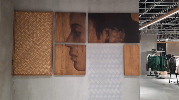 Tidak hanya karya berisi kutipan tadi, di setiap lantai dan area department store Sarinah, pengunjung akan dimanjakan oleh dekorasi karya seni rupa berbahan dasar kayu dan anyaman yang menggambarkan wajah seorang perempuan. (Yasmin Nurfadila/detikTravel) Tidak hanya karya berisi kutipan tadi, di setiap lantai dan area department store Sarinah, pengunjung akan dimanjakan oleh dekorasi karya seni rupa berbahan dasar kayu dan anyaman yang menggambarkan wajah seorang perempuan. (Yasmin Nurfadila/detikTravel)