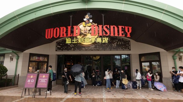 Disneyland Shanghai dibuka kembali dengan kapasitas 50 persen.