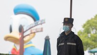 Hampir di sejumlah titik ada petugas patroli untuk menjaga dan menerapkan protokol kesehatan.
