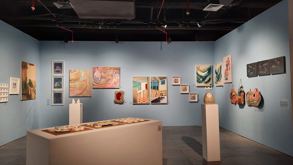 Pada bagian ini, ditampilkan karya kolektif dari Rakarsa Foundation. Karya ini berjudul Alas Sangkan Paran yang berarti rimba asal dan tujuan. Karya seni ini merupakan hasil dari para perupa perempuan asal Bandung. (Yasmin Nurfadila/detikTravel) Pada bagian ini, ditampilkan karya kolektif dari Rakarsa Foundation. Karya ini berjudul Alas Sangkan Paran yang berarti rimba asal dan tujuan. Karya seni ini merupakan hasil dari para perupa perempuan asal Bandung. (Yasmin Nurfadila/detikTravel)