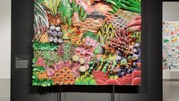 Karya dari Eko Nugroho ini mencoba bereksperimen untuk mengolah sampah dan limbah plastik menjadi materi karya. Karya ini membahas mengenai keberlanjutan dan pemberdayaan materi karya seni yang ramah lingkungan. (Yasmin Nurfadila/detikTravel)