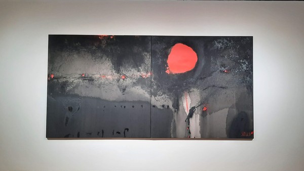 Karya seni bidang datar ini merupakan karya dari seniman kenamaan, Sunaryo. Berjudul Bloodmoon, karya ini merupakan hasil renungan Sunaryo mengenai ruang dan waktu.(Yasmin Nurfadila/detikTravel) Karya seni bidang datar ini merupakan karya dari seniman kenamaan, Sunaryo. Berjudul Bloodmoon, karya ini merupakan hasil renungan Sunaryo mengenai ruang dan waktu.(Yasmin Nurfadila/detikTravel)