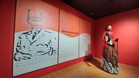 Dua karya ini merupakan hasil karya dari Sri Astari. Keduanya menceritakan mengenai sosok Sarinah melalui dua media berbeda. Melalui penggambaran wayang golek dan instalasi seni berisi tulisan dan siluet Soekarno. (Yasmin Nurfadila/detikTravel)