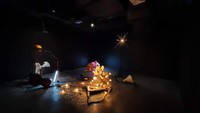 Merupakan karya berjudul ‘Strange Form of Love’ dari Jompet Kuswidananto. Karya ini menggambarkan kekacauan yang kerap dihasilkan dari tradisi ataupun ritual. Terutama ritual-ritual yang berkaitan dengan metafisika. (Yasmin Nurfadila/detikTravel)
