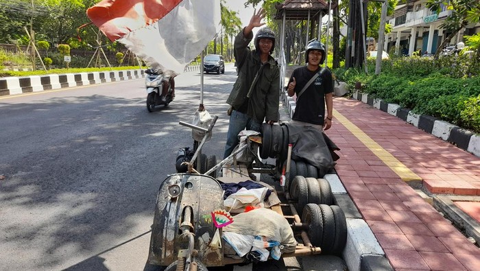 Dua anggota komunitas Vespa ekstrem asal Jember, Jawa Timur saat ditemui di Jalan By Pass Nguraj Rai menuju Nusa Dua, Bali, Jumat (10/6/2022).