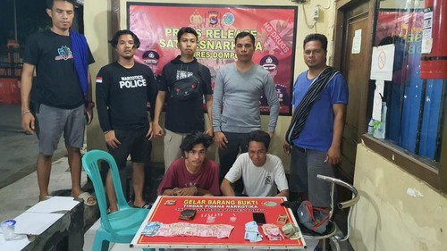 Dua orang pria inisial IS (20) dan JU (37) asal Kecamatan Pekat, Kabupaten Dompu, Nusa Tenggara Barat (NTB) ditangkap oleh Sat Resnarkoba Polres Dompu