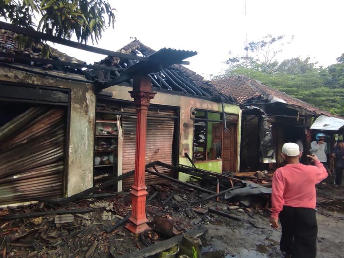Dua rumah terbakar di Desa Kacangan, Andong, Boyolali, Jumat (10/6/2022) sore. Satu mobil dan tiga motor ikut terbakar.