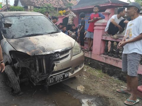 Dua rumah terbakar di Desa Kacangan, Andong, Boyolali, Jumat (10/6/2022) sore. Satu mobil dan tiga motor ikut terbakar.