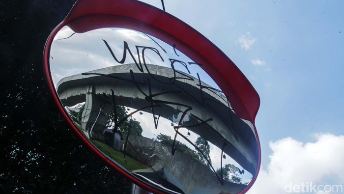 Convex mirror atau kaca cembung di tikungan dekat Jembatan Semanggi, Jakarta, ini dicoret-coret. Padahal benda tersebut membantu pengendara mengurangi blind spot.