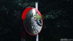 Duh, Convex Mirror dekat Semanggi Ini Kok Dicoret-coret Sih