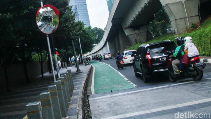 Duh, Convex Mirror Dekat Semanggi Ini Dicoret-coret Convex mirror atau kaca cembung di tikungan dekat Jembatan Semanggi, Jakarta, ini dicoret-coret. Padahal benda tersebut membantu pengendara mengurangi blind spot.