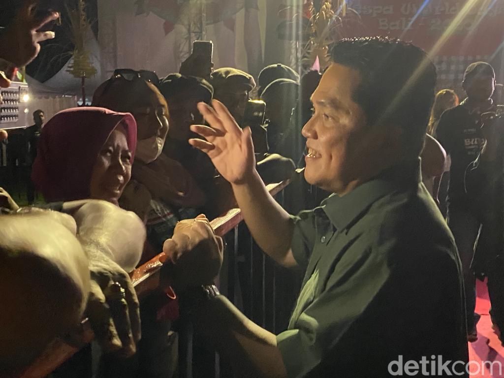 Erick Thohir saat menyapa anak-anak Vespa di Vespa World Days 2022