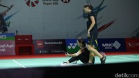 Hingga akhirnya pasangan Korsel merebut gim pertama dengan skor 21-16.