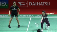 Terus diserang dalam rally panjang, Febby/Ribka menunjukkan pertahanan bagus.