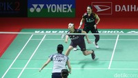 Pada saat kedudukan 18-20, Ribka sempat mendapatkan perawatan, pergelangan kaki dan punggungnya disemprot. Sesaat setelah itu, Jeong/Kim akhirnya memastikan kemenangan dengan skor 21-18.