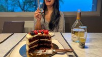 Makan malam dengan kue yang manis dan wine menjadi pilihan Anggun saat menghabiskan waktu bersama keluarga. Terlihat sekali kebahagiaan di balik senyuman Anggun yang lebar. Foto: Instagram/anggun_cipta