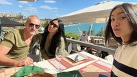 Makan siang bersama putri tercinta juga menjadi kegiatannya di waktu senggang. Restoran di pinggir pantai dipilih keluarga ini untuk sekaligus menikmati pemandangan yang indah. Foto: Instagram/anggun_cipta