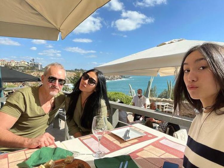 Momen Manis Anggun Saat Kulineran Bareng Suami dan Sang Putri