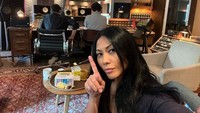 Sebagi seorang diva, Anggun selalu menjaga kesehatan tenggorokannya. Saat melakukan rekaman sekalipun, terlihat Anggun tidak pernah lupa untuk menyediakan minum. Foto: Instagram/anggun_cipta