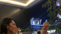 Menyambangi restoran yang unik juga kegiatan yang seru bagi keluarga Anggun. Gaya lucunya saat minum dengan wadah berbentuk bohlam bahkan membuat keluarganya terhibur. Foto: Instagram/anggun_cipta
