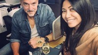 Secara berkala, Anggun juga mengajak suaminya ke Jakarta untuk bertemu keluarganya di tanah air. Dua gelas minuman menyegarkan tidak lupa dipesan untuk menemani perjalanan yang panjang. Foto: Instagram/anggun_cipta