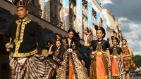 Jadi wajah Indonesia dalam parade promosi produk di Paris, Anggun C Sasmi tampil memukau. Menggunakan kebaya hitam, Anggun melantunkan suaranya yang indah. Foto: Instagram/anggun_cipta
