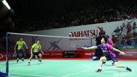 Gim pertama menjadi milik ganda Malaysia. Mereka menang 21-9.