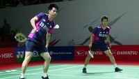 Ganda Indonesia gantian tampil mengontrol dan menekan di gim kedua. Dari unggul tipis 6-5, Kevin/Marcus merebut enam poin beruntun untuk menjauh jadi 12-5.