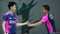 Tekanan itu tak terpatahkan oleh ganda Malaysia. Kevin/Marcus pun merebut gim kedua dengan 21-11 setelah pukulan terakhir dari Izzuddin keluar.